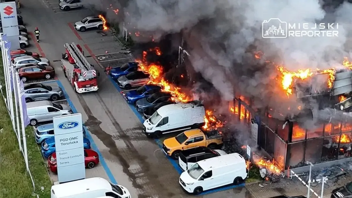 В Варшаве вспыхнул крупный пожар в автосалоне Ford