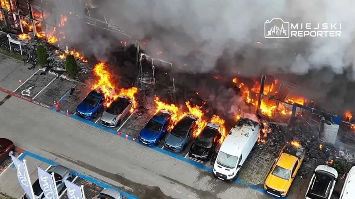 В Варшаве вспыхнул крупный пожар в автосалоне Ford