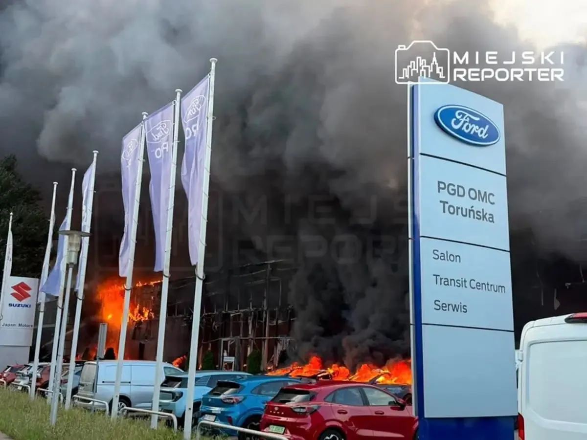 В Варшаве вспыхнул крупный пожар в автосалоне Ford